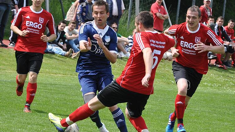 Das Abwehrbollwerk der SpVgg Dürrbrunn geht - wie hier mit Tobias Schmitt, Jonas Übelacker und Matthias Mohr (v. l.) - gut gestaffelt zu Werke. Das bekam im Vorjahr der Reuther Bernd Kilcher (blau) beim 1:1 in der Kreisklasse zu spüren. Nun trifft die SpVgg beim InFranken-Kick auf den SV Pretzfeld.  Foto: Leo Hühnlein