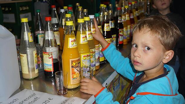 Die viele S&auml;fte der Kelterei S&ouml;der waren f&uuml;r die Kinder der Hit. Der sechsj&auml;hrige Andre Gr&ouml;sch aus Poppenhausen (Wasserkuppe) war mit seinen Eltern nach Sandberg gekommen und probierte sich gerne durch die verschiedenen S&auml;fte. Foto: Marion Eckert