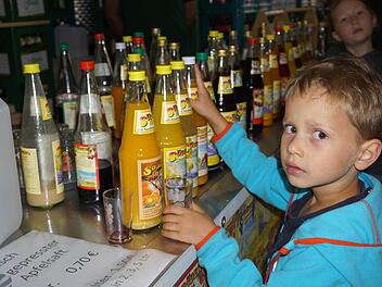Die viele Säfte der Kelterei Söder waren für die Kinder der Hit. Der sechsjährige Andre Grösch aus Poppenhausen (Wasserkuppe) war mit seinen Eltern nach Sandberg gekommen und probierte sich gerne durch die verschiedenen Säfte. Foto: Marion Eckert