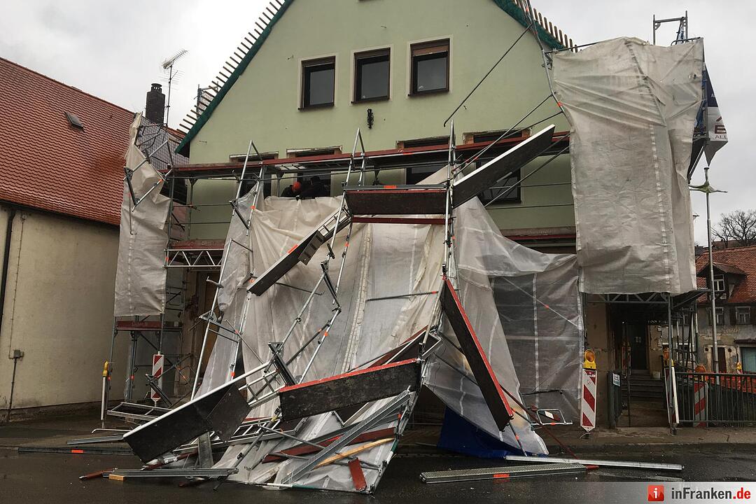 Randtief „Eckhart“ hat auch in Mittelfranken Sturmböen im Gepäck - Starke Windböen lassen Gerüst teilweise einstürzen