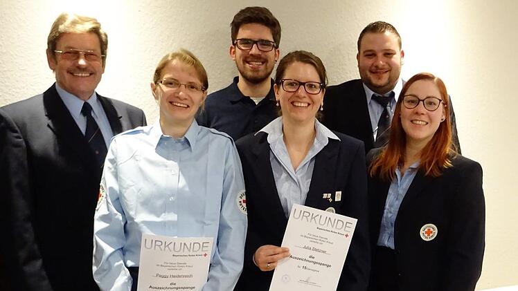 Für ihre jahrelange Mitgliedschaft wurden geehrt (von links): Harald Behnke (55 Jahre), Peggy Heidenreich und Jonas Schneider (jeweils 15 Jahre), sowie Thomas Klug  (5 Jahre) sowie. Bereitschaftleiterin Katrin Halbleib. Foto: Evelyn Schneider