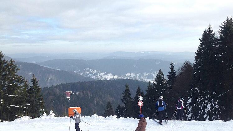 Traumhafte Lage und präparierte Skipisten erwarten die Skikursteilnehmer des Skiclub Kronach an der Skiarena Silbersattel in Steinach/Thüringen K.- H. Hofmann