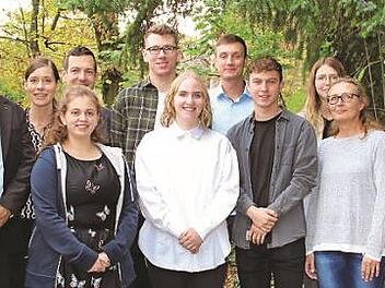 Bei Uponor gratulierten der Personalleiter Guido Scharch und die Ausbildungsverantwortliche Nicole Ehrhardt (von links) zusammen mit Ausbildern und Betriebsrat erneut jungen Menschen zur bestandenen Ausbildung. Schon im Fr&uuml;hjahr hatte das Unternehmen vier ehemalige Azubis ins offizielle Berufsleben verabschiedet.  Foto: Michaela Freytag/Uponor