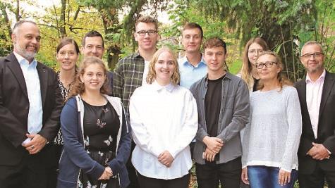 Bei Uponor gratulierten der Personalleiter Guido Scharch und die Ausbildungsverantwortliche Nicole Ehrhardt (von links) zusammen mit Ausbildern und Betriebsrat erneut jungen Menschen zur bestandenen Ausbildung. Schon im Fr&uuml;hjahr hatte das Unternehmen vier ehemalige Azubis ins offizielle Berufsleben verabschiedet.  Foto: Michaela Freytag/Uponor