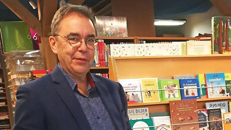 Christian Schmidt legt Wert auf ein umfangreiches Angebot, das über den reinen Bücherverkauf hinausgeht. Foto: Johanna Blum