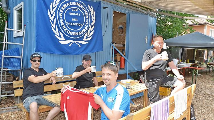 Ein Prosit auf das Brauchtum (von links): Alex Lumbe, Guido Peetz, Stefan Krämer (mit Trikotspende für die ASV-Schülerfußballer) und Peter Arold kurz vor der Versteigerung des Kirchweihbaums  Fotos: Benhard Panzer
