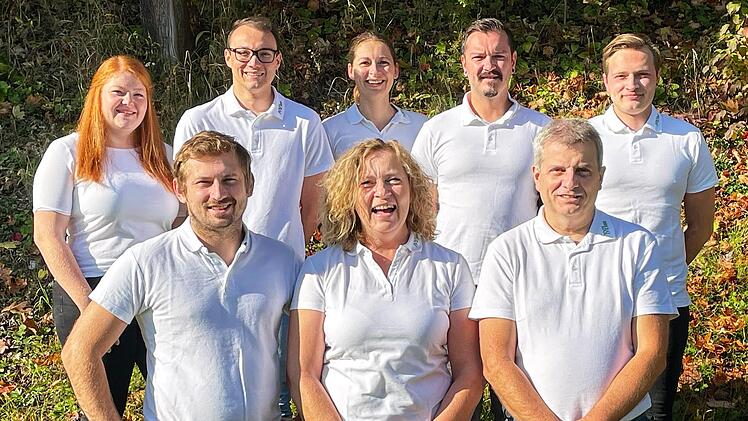 Die neue Vereinsleitung des SV Ramsthal: (vorne von links) Vorsitzender Jan Gawlik, Anja Langbroek und Udo Schaub. (Hinten von links) Jana Langbroek (Beisitzerin), Tim Söder (Schriftführer), Carolin Sittler (Kassierin), Mirko Kaiser (Kassier) und Jonas Metzler (Beisitzer).