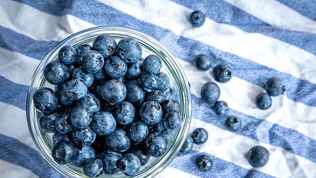 Ob im Kuchen, im Joghurt oder als Snack: Beeren liefern wertvolle Vitamine und Antioxidantien.
