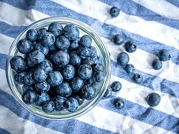 Ob im Kuchen, im Joghurt oder als Snack: Beeren liefern wertvolle Vitamine und Antioxidantien.