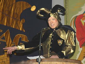 Seine Auftritte als Narr gehören seit Jahren zum Programm der Sitzungen - jetzt steht Wolfram Beha als Präsident an der Spitze der Kitzinger Karnevalsgesellschaft. Foto: G. Bauer (Archiv)