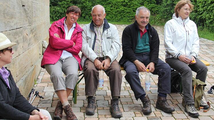 Die Vier von der Rentnerbank, wie sich selbst betitelten. Das Ehepaar aus Bamberg (links) ware bereits tags zuvor mit dem Wohnmobil angereist.