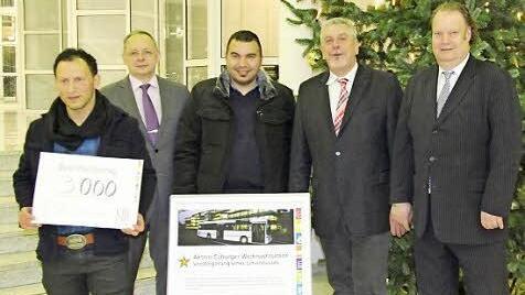 Spender, Käufer, Beschenkte (von links): Hussein Seling, Raimund Angermüller, Firat Urtekin, Zweiter Bürgermeister Norbert Tessmer und Holger Bender.