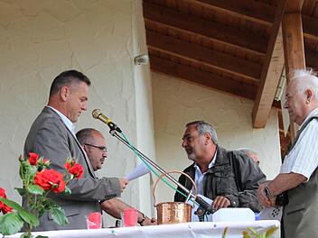 Vorsitzender Franz Hümmer und Zweiter Vorsitzender Harald Dürr ehrten Walter Klimm und Elmar Welz für 40 Jahre Mitgliedschaft.