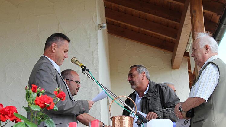 Vorsitzender Franz Hümmer und Zweiter Vorsitzender Harald Dürr ehrten Walter Klimm und Elmar Welz für 40 Jahre Mitgliedschaft.