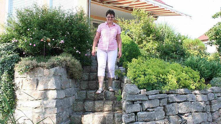 Karin Uri auf dem Weg von der Terrasse