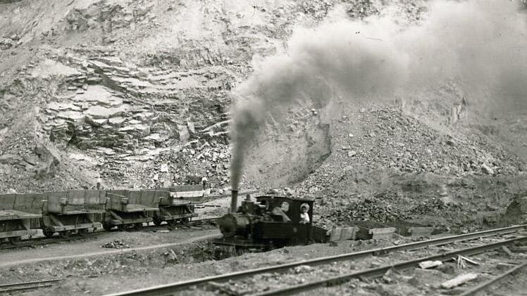 Mit diesen Loks wurde früher der gebrochene Basalt in den Loren zur Seilbahn gefahren. Foto: Schmidt