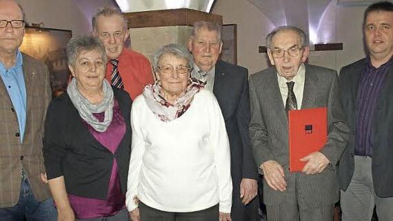 SPD-Ortsvereinschef Jürgen Deuerling (r.) ehrte langjährige Mitglieder des Vereins (v. l.): Volker Naser (40), Hannelore Rauh (25), Detlef Kolb (25), Herta Roth (45), Georg Holzmann (50), Ludwig Deuerling (55) Foto: sd