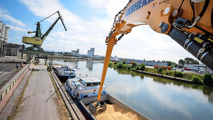 320 000 Tonnen Güter wurden 2014 per Binnenschiff im Bayernhafen Bamberg umgeschlagen. Foto: Bayernhafen