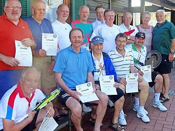 Nach der Siegerehrung in Stockheim. Turniersieger wurde Reinhold Müller (Dritter von links, sitzend), ganz rechts TSV-Ehrenvorsitzender Rainer Kraus, daneben Vorsitzende Elisabeth Finzel. Foto: Gerd Fleischmann