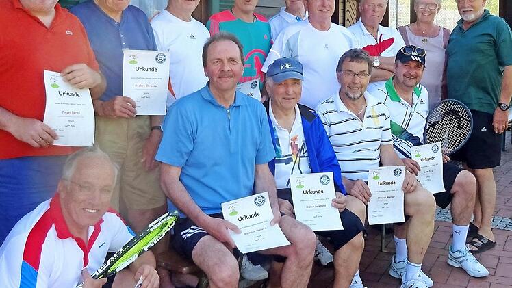Nach der Siegerehrung in Stockheim. Turniersieger wurde Reinhold Müller (Dritter von links, sitzend), ganz rechts TSV-Ehrenvorsitzender Rainer Kraus, daneben Vorsitzende Elisabeth Finzel. Foto: Gerd Fleischmann