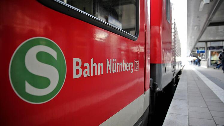 Ein S-Bahn steht am Gleis im Hauptbahnhof in Nürnberg. Foto: Daniel Karmann, dpa