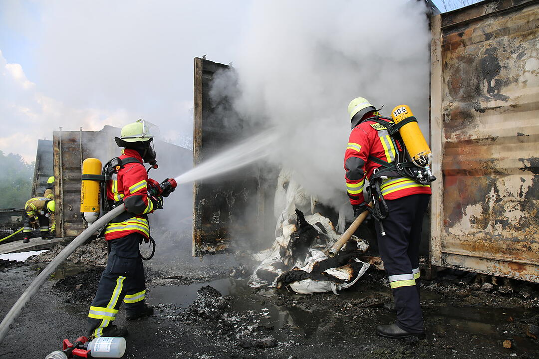Firmengebäude in Oberfranken geht in Flammen auf
