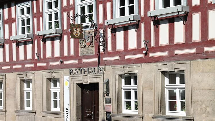 Über dem Eingang des Rathauses ist noch das historische Schild von 1836 zu sehen. Foto: Herbert Fischer