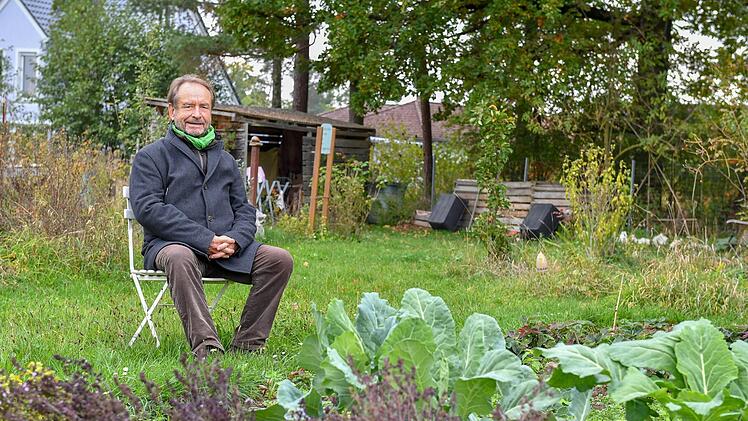 Johannes Heiner betrachtet den Garten. Auch sein neues Buch soll sich darum drehen.