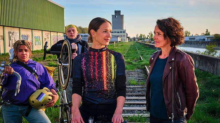 Johanna Stern (Lisa Bitter, zweite von rechts) ermittelt undercover, indem sie Fahrerin bei den "Velo Punks" wird. Ihre Kollegen Lissi (Rabea L&uuml;thi) und Eddi (Leonard Kunz) wissen nicht, dass Kommissarin Lena Odenthal (Ulrike Folkerts) eigentlich "Jo's" Kollegin ist.