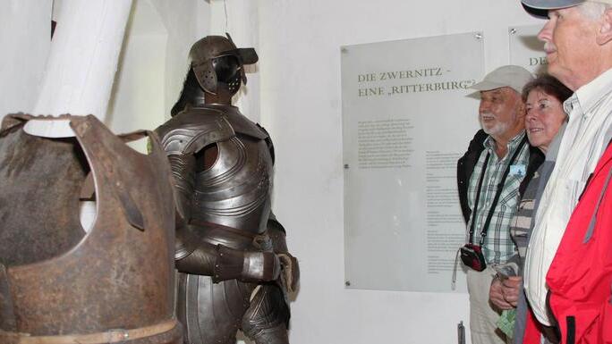 Eine Reisegruppe  aus  der Pfalz  gehört zu  den  ersten Besuchern der  Burg  Zwernitz, die den neuen  Ausstellungsraum  mit        Waffen  und Rüstungen  besichtigen.  Foto: Alexander  Hartmann