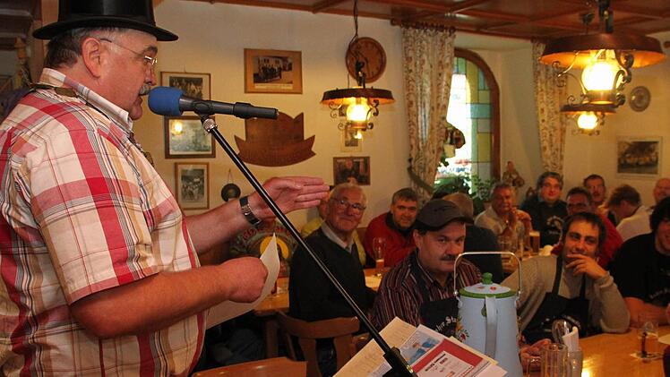 Mit derben Sprüchen  sorgt Karl-Heinz Krüger für eine prächtige Stimmung.