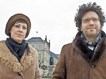 Coburg im Blick, Herzog Ernst I. im Rücken: Regisseurin France-Elena Damian und Dramaturg Georg Mellert bringen "Die Residenzler" als "urbane Quizshow" auf die Bühne der Coburger Reithalle. Foto: Jochen Berger