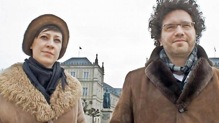 Coburg im Blick, Herzog Ernst I. im Rücken: Regisseurin France-Elena Damian und Dramaturg Georg Mellert bringen "Die Residenzler" als "urbane Quizshow" auf die Bühne der Coburger Reithalle. Foto: Jochen Berger