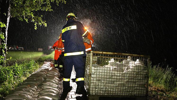 Mit vereinten Kräften kämpften Feuerwehr und THW in der Nacht auf Montag gegen einen drohenden Dammbruch am Tretzendorfer Weiher. Foto: News5 / Herse