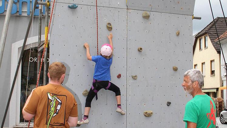 Wer wollte konnte an einer Kletterwand seine Geschicklichkeit prüfen.