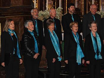 Der Neue Chor aus Heroldsbach bei seinem Auftritt in WeißenoheFotos: fra-press
