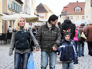 Kommen zum Bummeln gerne nach Forchheim: Melissa, Jochen und Max aus Erlangen am Sonntag in der Fußgängerzone. Fotos: Nikolas Pelke