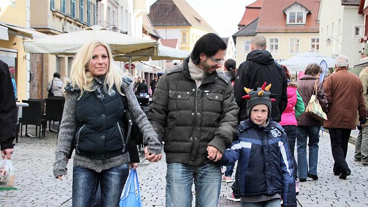 Kommen zum Bummeln gerne nach Forchheim: Melissa, Jochen und Max aus Erlangen am Sonntag in der Fußgängerzone. Fotos: Nikolas Pelke