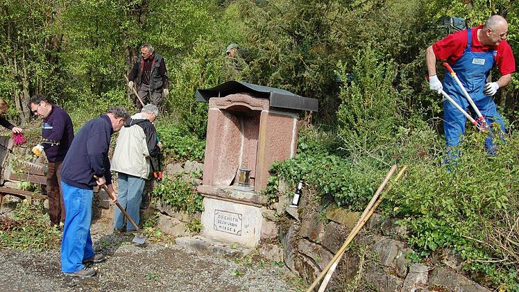 Die 56er richten das Umfeld am Bildstock des Heiligen Urban wieder her. Foto: Günther Straub