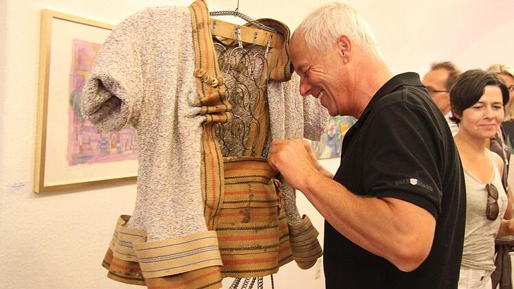 Die Installation "Bettgeschichte" von Edina Thern ist aus einem Konglomerat an Schrott und Metall gemacht.