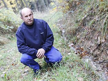 Manfred Kotz beklagt, dass das Hangwasser der Gaiganzer "Bergfuhre" auf sein Waldgrundstück (auf dem Bild hinter ihm) umgeleitet wird. Daher zieht der 51-Jährige jetzt vor Gericht.  Foto: Matthias Hoch