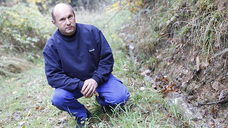 Manfred Kotz beklagt, dass das Hangwasser der Gaiganzer "Bergfuhre" auf sein Waldgrundstück (auf dem Bild hinter ihm) umgeleitet wird. Daher zieht der 51-Jährige jetzt vor Gericht.  Foto: Matthias Hoch