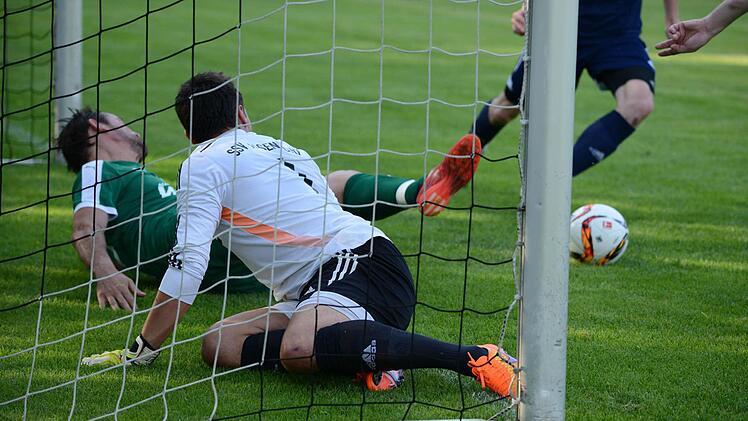 Timo Jahrsdörfer (rechts, nicht im Bild) versenkt den Ball, doch der Schiedsrichter gibt den Treffer wegen Abseits nicht - Glück für den SSV. Foto: Alexander Muck