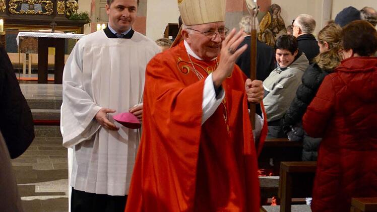 Weihbischof Ulrich Boom beim Auszug aus der Frauenrother Kirche. Foto: Kathrin Kupka-Hahn