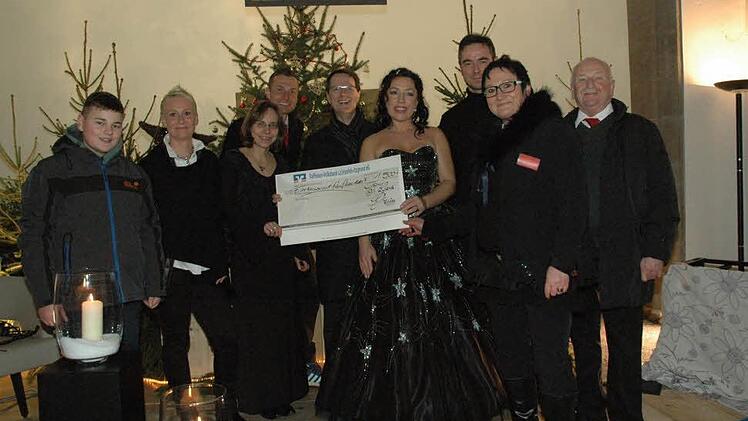 Beim Benefizkonzert im Winterweihnachtswald in der Aussegnungshalle des Coburger Friedhofs kamen über 700 Euro zusammen. Das Beerdigungsinstitut Kahl rundete den Spendenbetrag auf 1.500 Euro auf. (Von links); Tontechniker Julian Löhr, Daniela Kahl, Pfarrerin Dr. Hedwig Porsch, Andreas Kahl, Prof. Dr. Johannes W. Kraft, Bojana Blohmann, Andreas Blohmann, Gabriele Kahl, Reiner Kahl. Foto: Edwin Meißinger