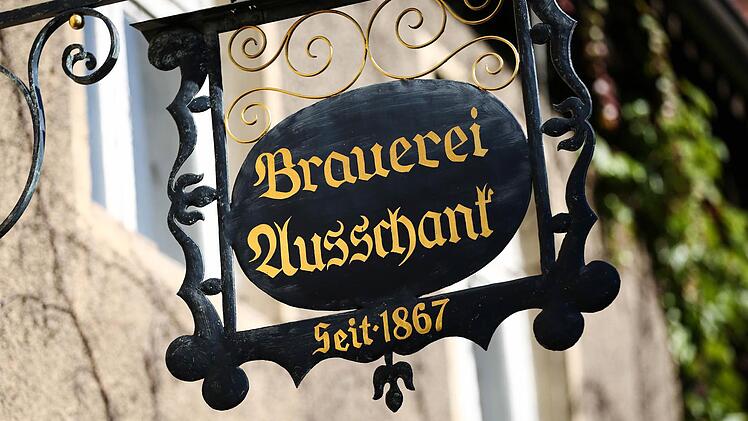 Das Schild über dem Eingang der Brauerei Keesmann in Bamberg. Am 6. Januar treffen sich dort viele Bamberger zum "Stärk antrinken" Foto: David Ebener/dpa