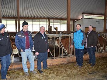 Sie stehen für artgerechte Tierhaltung und Ställe, in denen sich Tiere wohlfühlen (von links): Kreisbäuerin Rosa Zehnter, Bernhard Fößel, Kreisobmann Erwin Schwarz, Stefan Fößel und BBV-Geschäftsführer Harald Köppel.  Foto: Karl-Heinz Hofmann