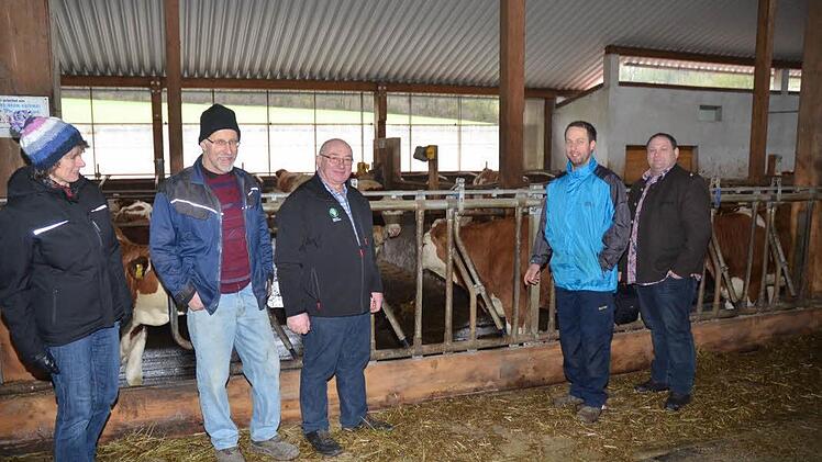 Sie stehen für artgerechte Tierhaltung und Ställe, in denen sich Tiere wohlfühlen (von links): Kreisbäuerin Rosa Zehnter, Bernhard Fößel, Kreisobmann Erwin Schwarz, Stefan Fößel und BBV-Geschäftsführer Harald Köppel.  Foto: Karl-Heinz Hofmann