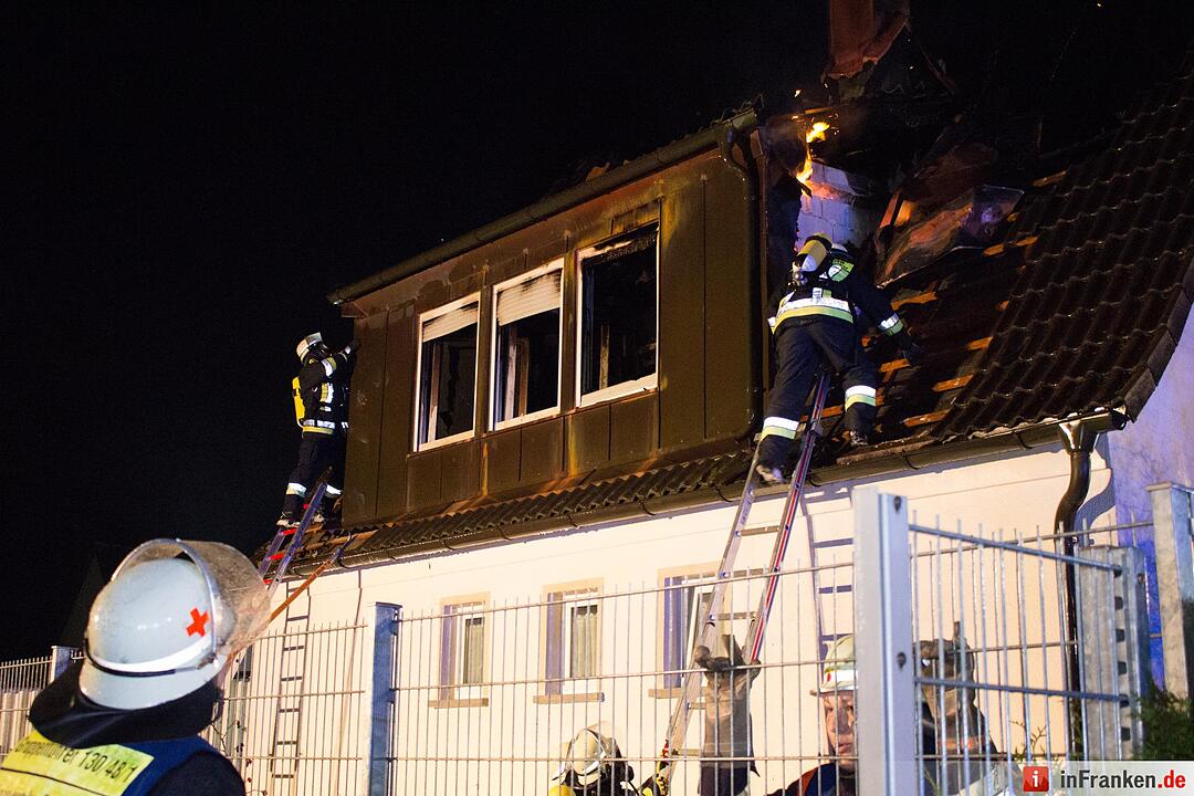 Wohnhaus wird durch Blitzschlag ein Raub der Flammen - Bewohner können sich rechtzeitig retten - Brand hält rund 100 Feuerwehrleute in Atem