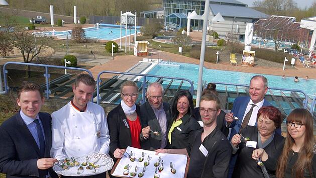 St&auml;rkung vor einer neuen Saison: Das neue K&uuml;chenteam des Thermalbadrestaurants zeigte gestern der Gesch&auml;ftsleitung, auf was sich die Besucher der "Therme Natur" in kulinarischer Sicht freuen d&uuml;rfen.Foto: Berthold K&ouml;hler